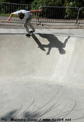 Quinconces Bowl Bagnères de Luchon Skate Spot 3/5