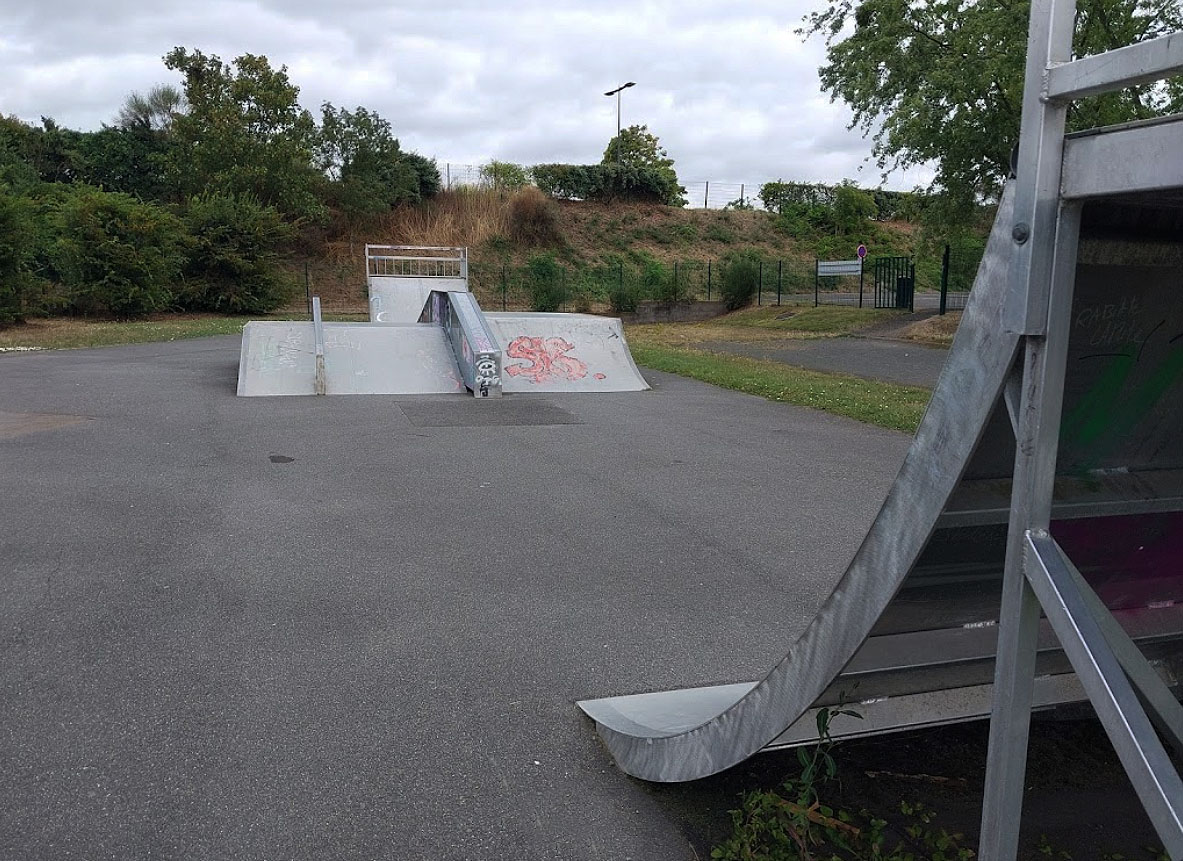Violette Skatepark Joué lès Tours Skate Spot 2/5