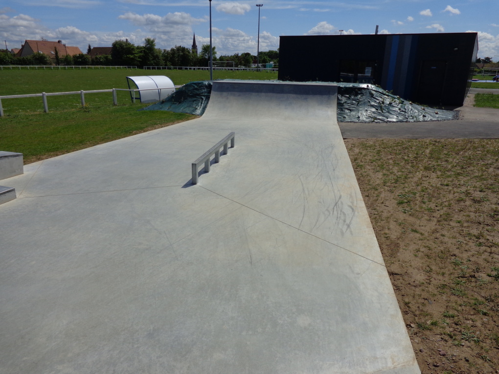 Gymnase Lorier Skatepark Thue et Mue Skate Spot 2/5