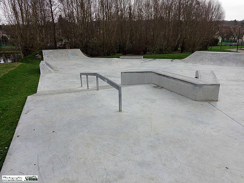 Closeaux Skatepark Saint Chéron Skate Spot 3/5