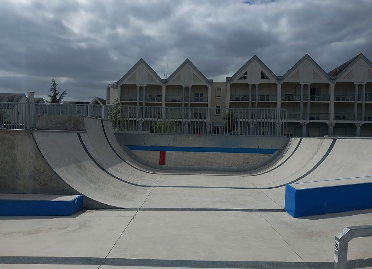 La Piscine Skatepark L' Île Bouchard Skate Spot 3/5