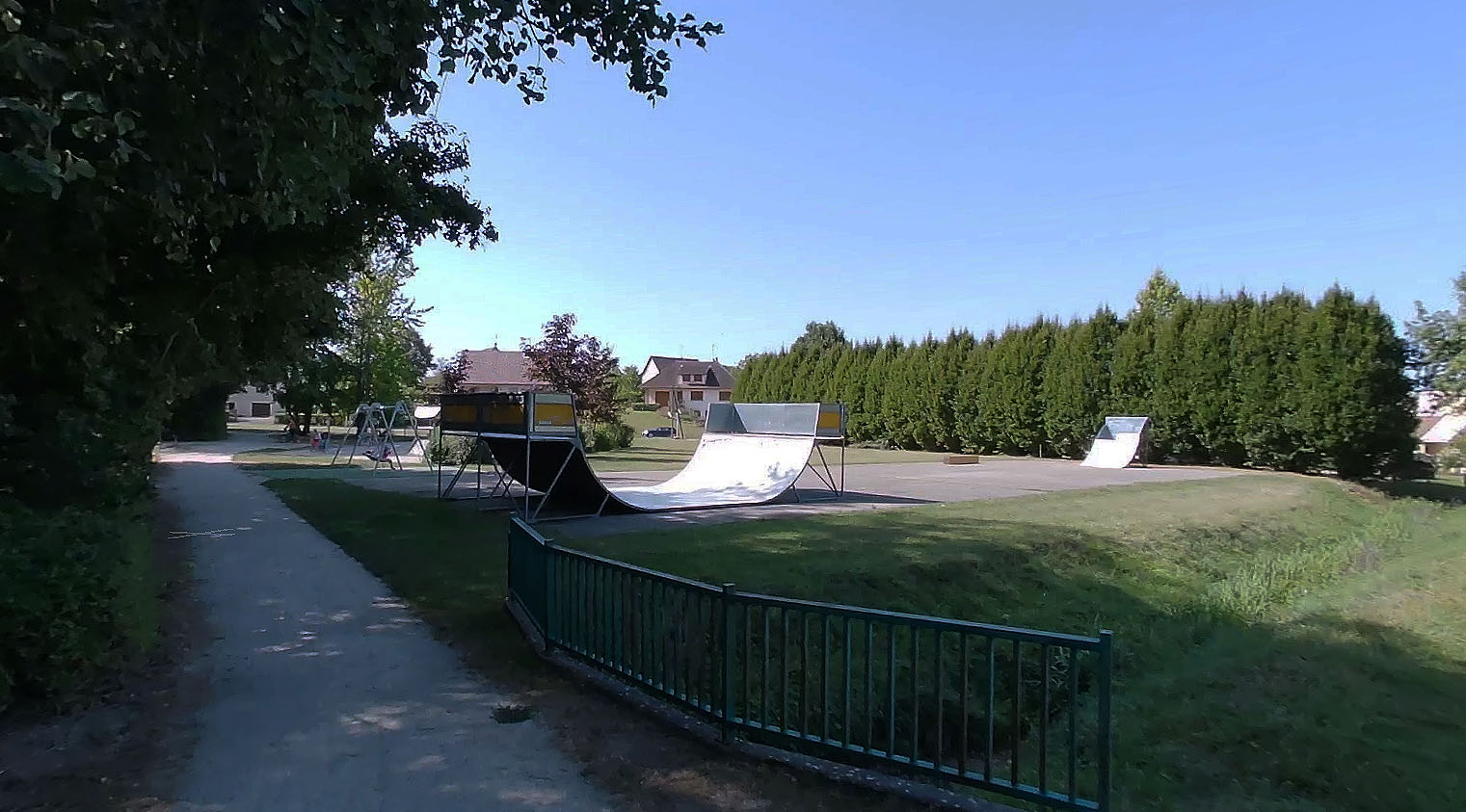 Plaine de Jeux Skatepark Louhans Skate Spot 1/5