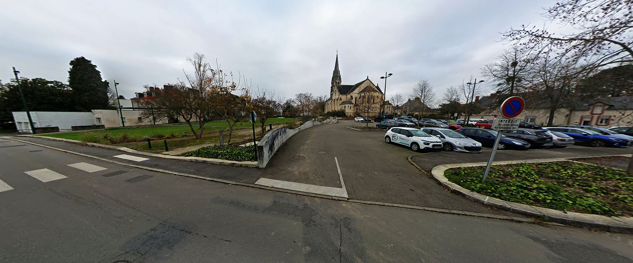 Place de l' Église Spot Street La Chapelle sur Erdre Skate Spot 3/5