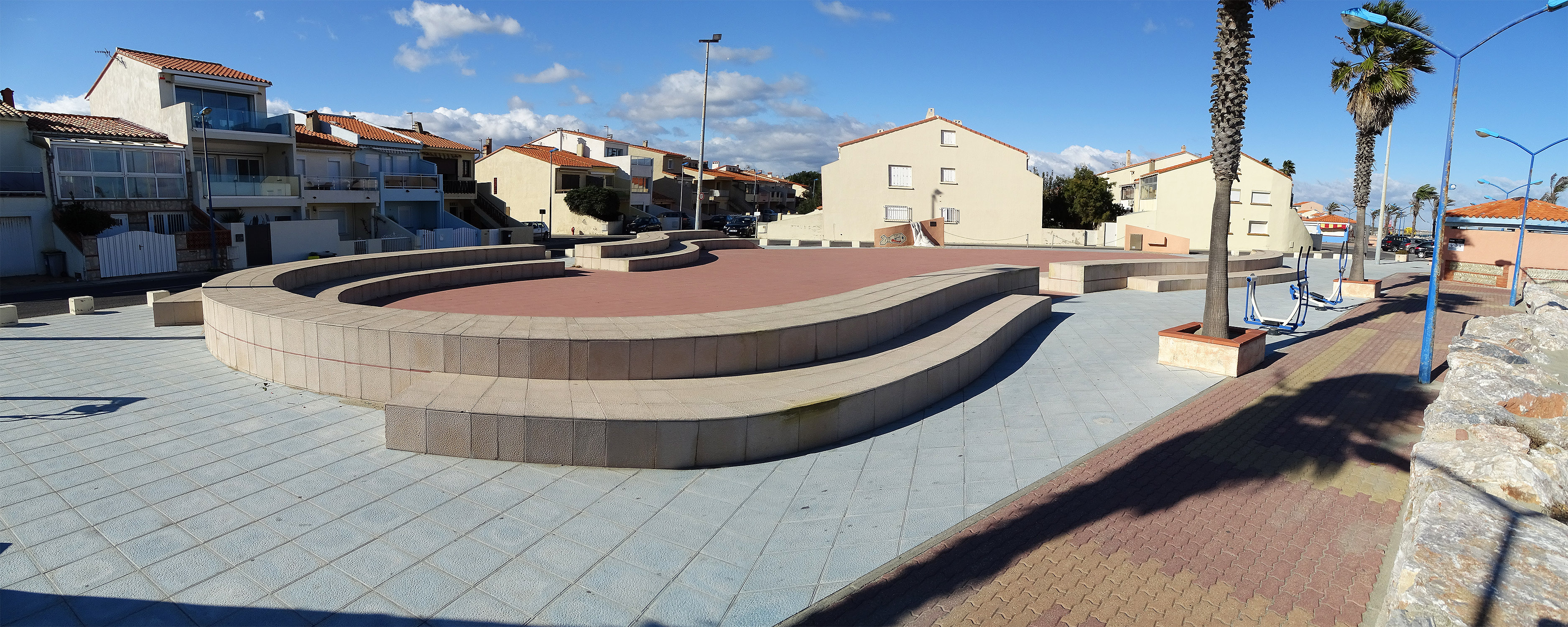 Place Sauveur Sourribes Plaza Sainte Marie la Mer Skate Spot 5/5