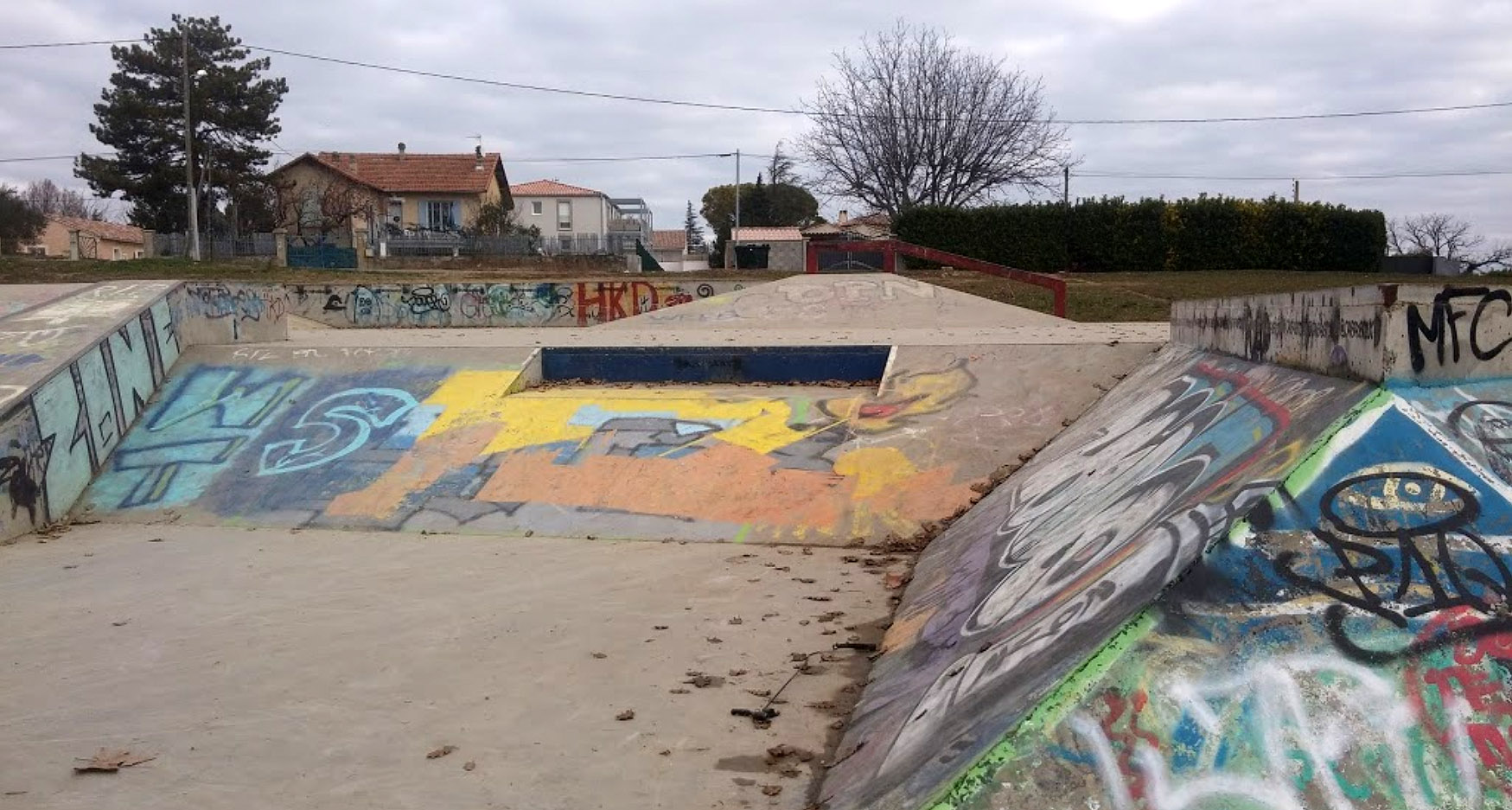 Stade Adrien Gilly Bowl Manosque Skate Spot 3/5