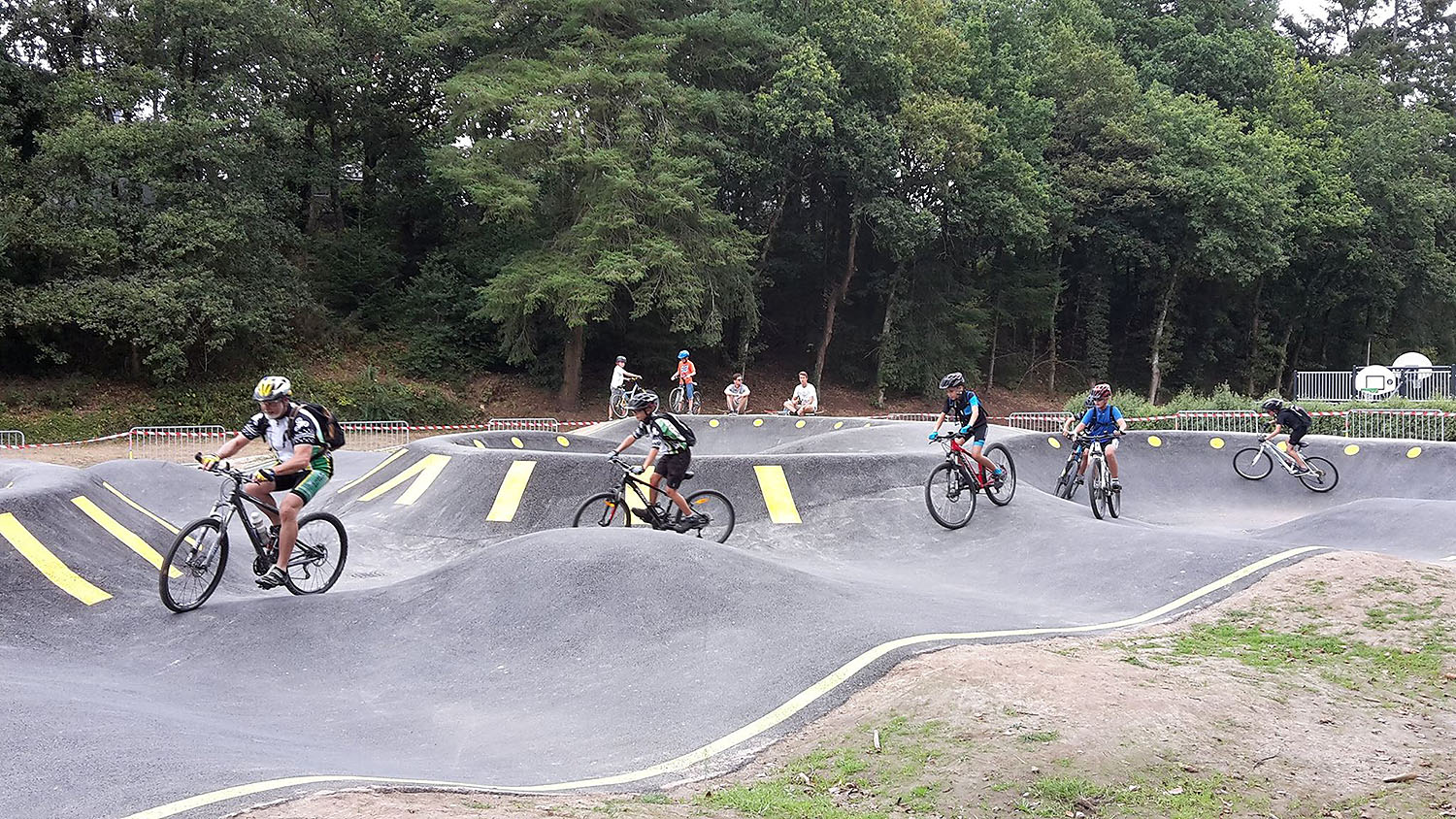 Salle Des Fêtes Pumptrack Caudan Skate Spot 3/5