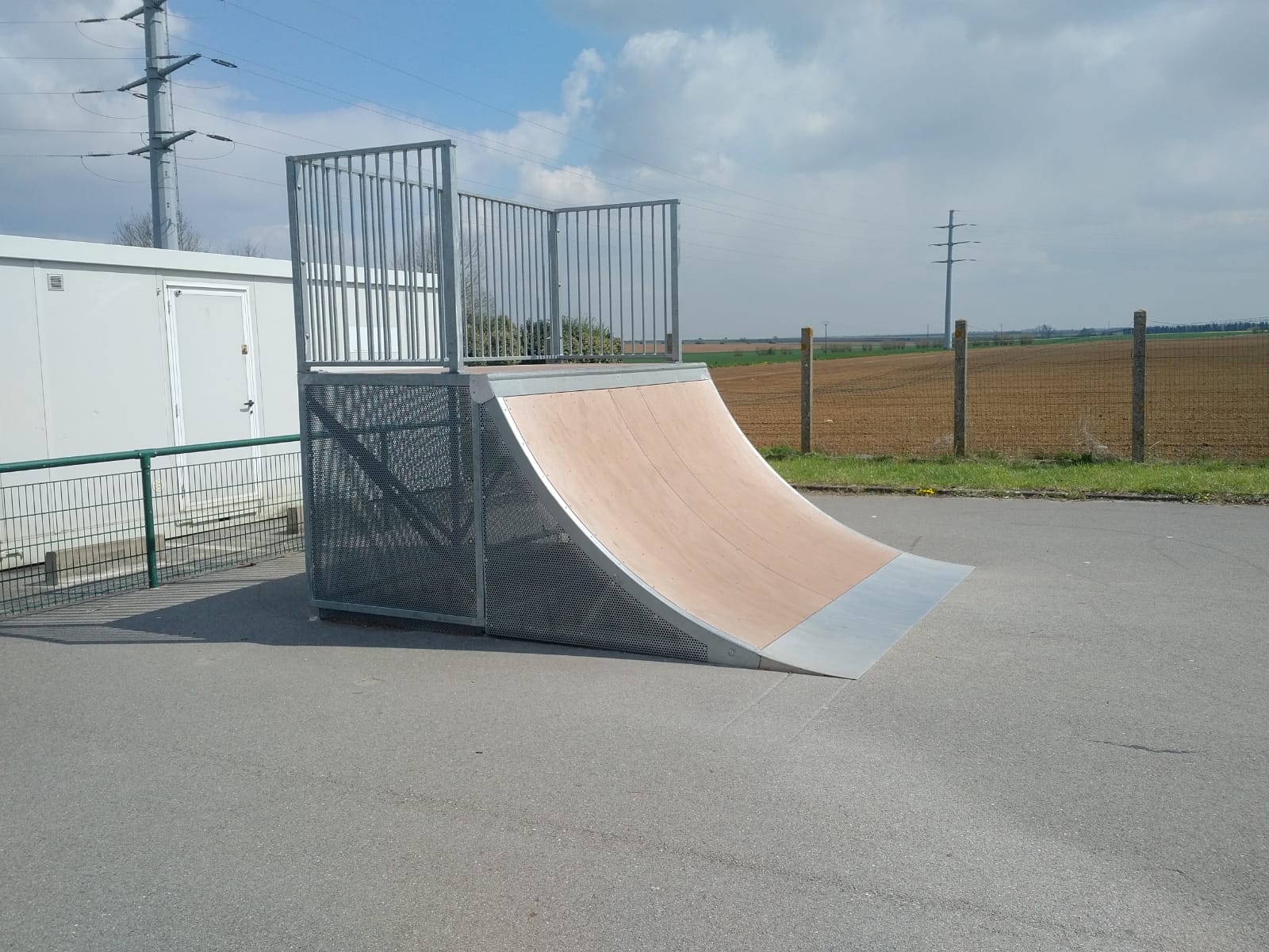Stade Municipal Skatepark Le Plessis Belleville Skate Spot 1/5