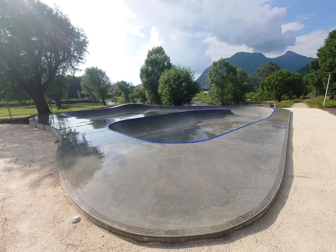 Lac de Fiancey Bowl Saint Égrève Skate Spot 5/5