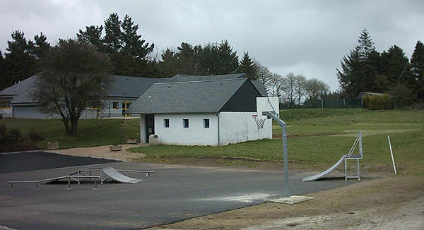 L' Ecole Skatepark Berrien Skate Spot 1/5