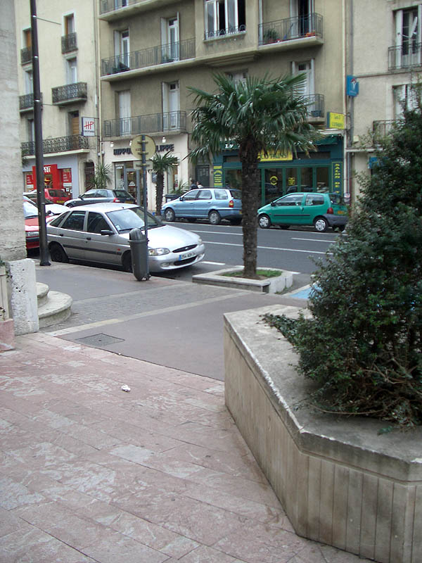 Caisse d' Epargne Spot Street Béziers Skate Spot 3/5