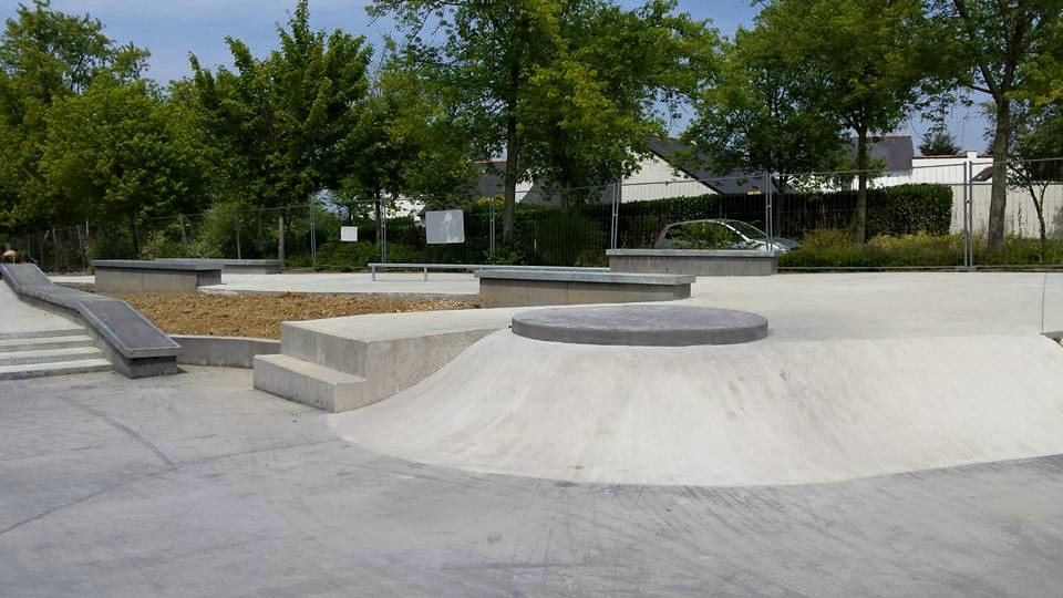 Lande de Mazaire Plaza La Chapelle sur Erdre Skate Spot 4/5
