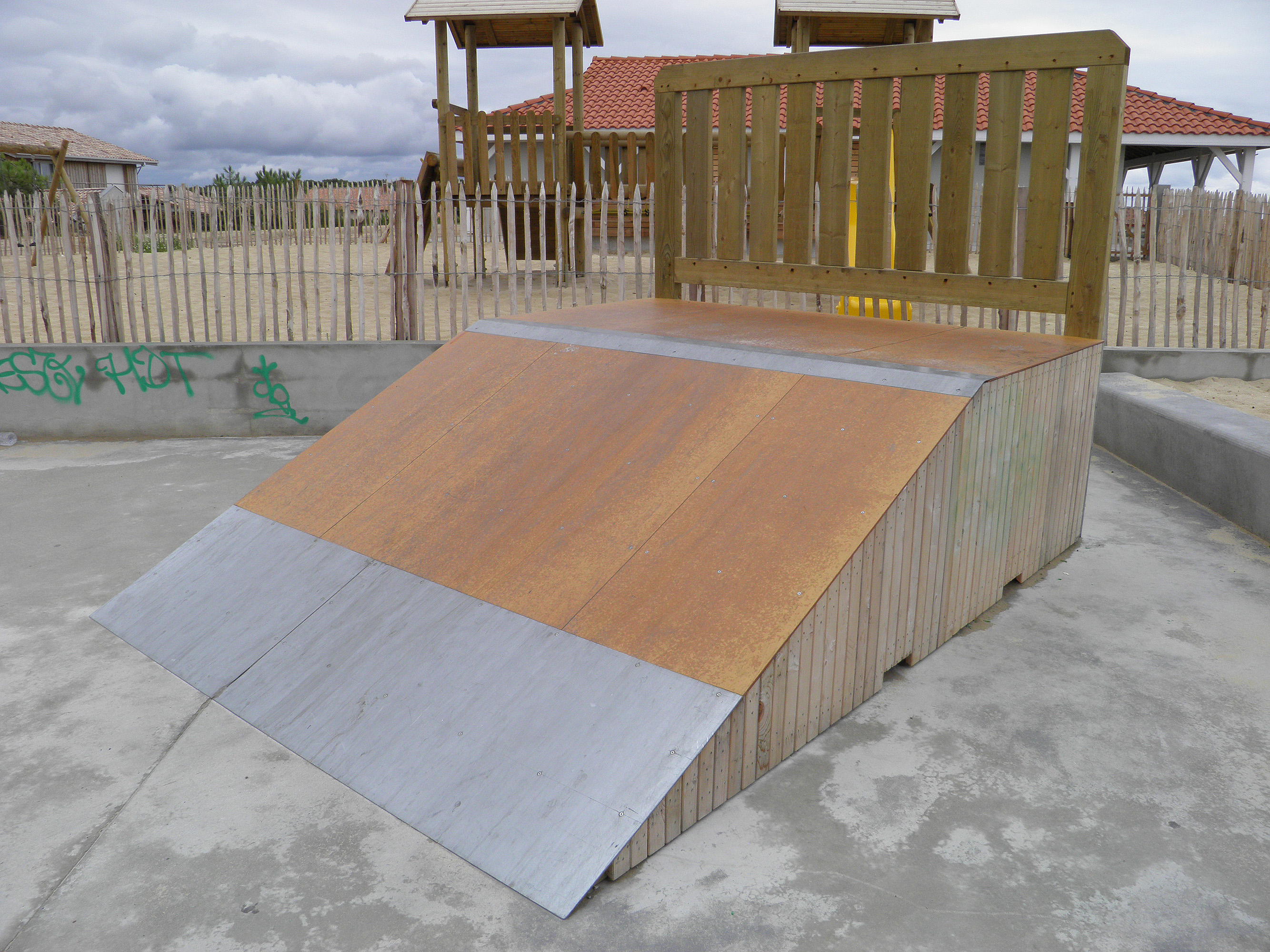 La Place Skatepark Saint Julien en Born Skate Spot 3/5
