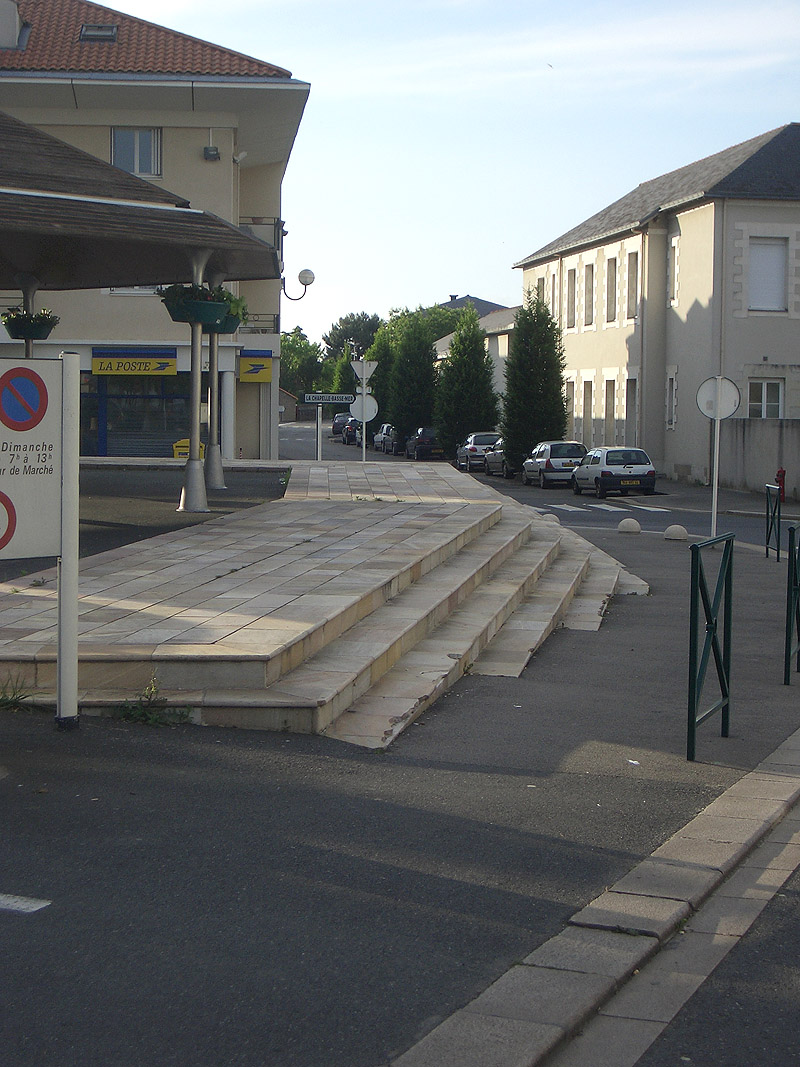 Église St Jean Spot Street Le Loroux Bottereau Skate Spot 3/5