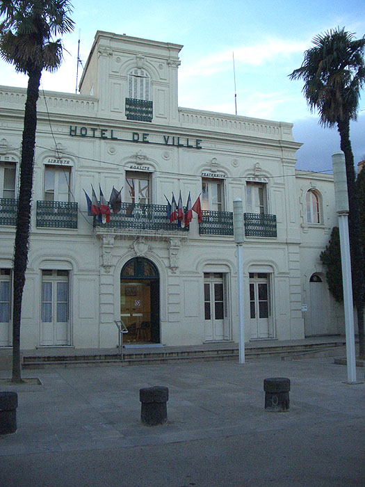 Hotel de Ville Spot Street Lunel Skate Spot 2/5
