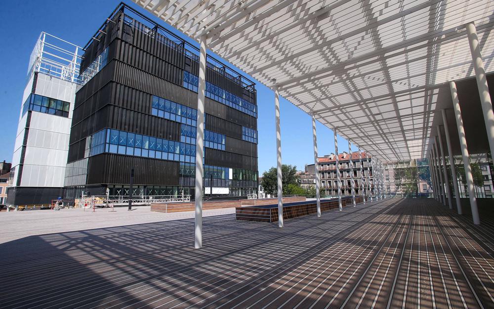 Les Halles Plaza Pau Skate Spot 4/5