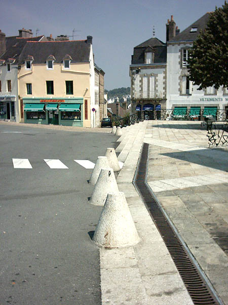 Église Plaza Quimperlé Skate Spot 3/5