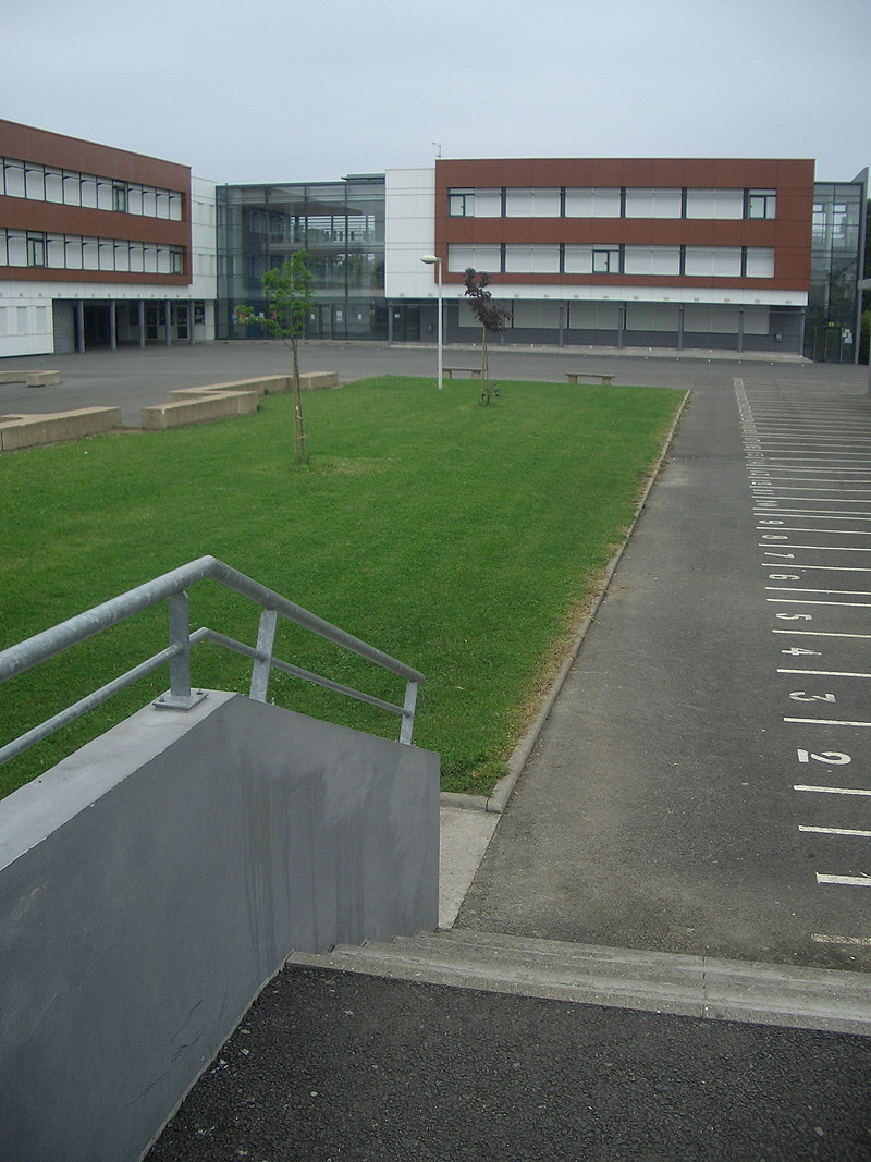 Collège Petite Lande Plaza Rezé Skate Spot 4/5