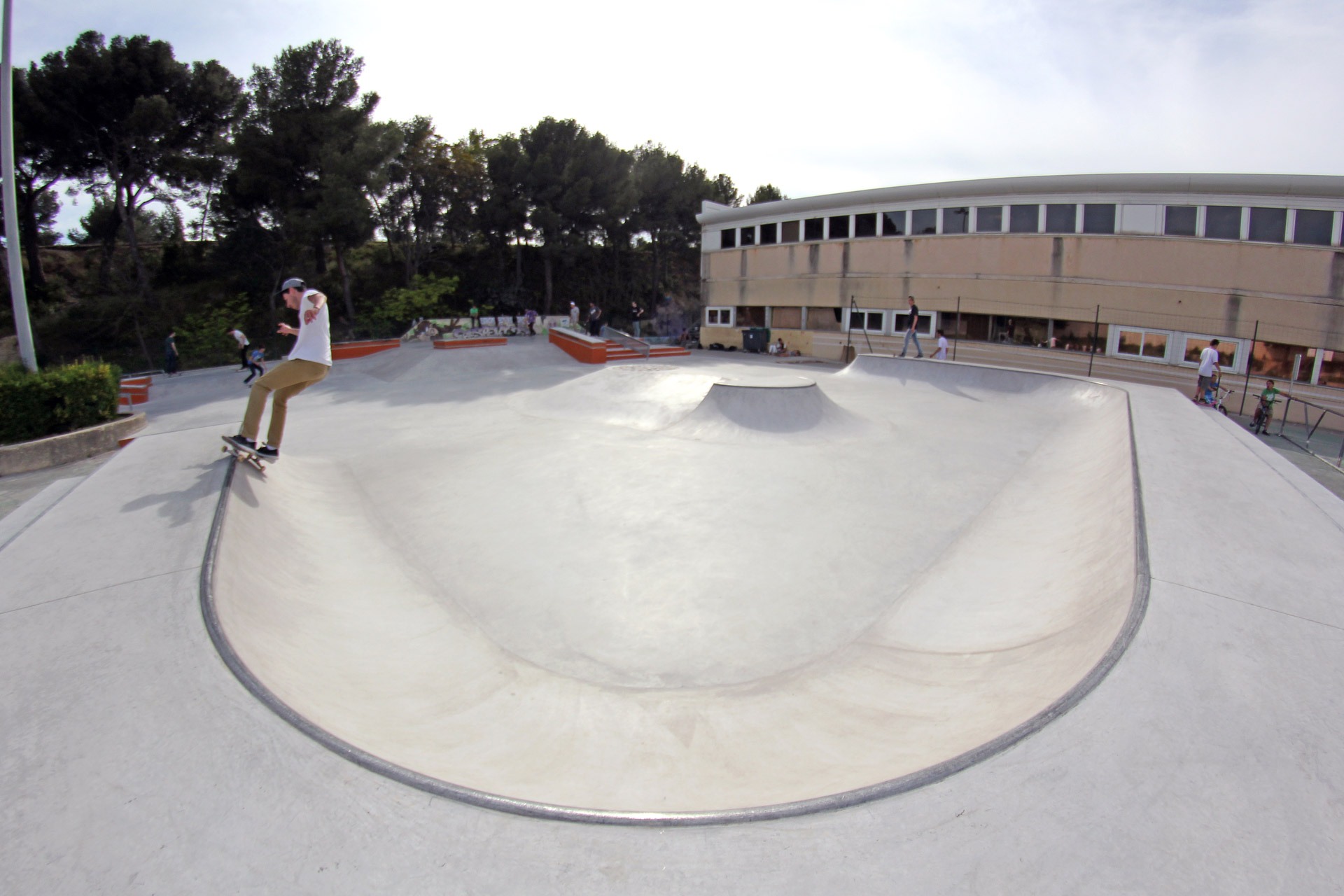 Gymnase Calmat Skatepark Sausset les Pins Skate Spot 3/5