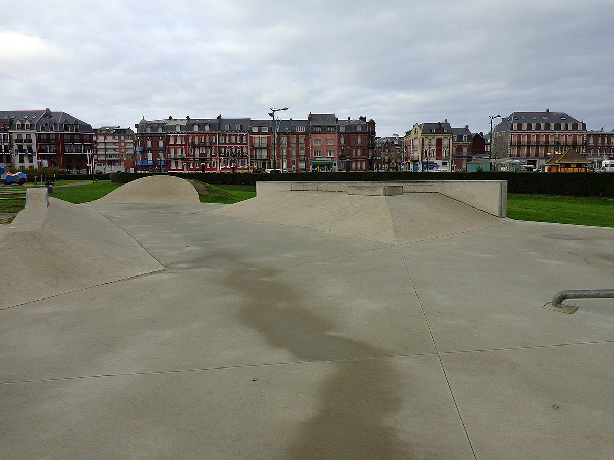 Square du Souvenir Skatepark Mers les Bains Skate Spot 5/5