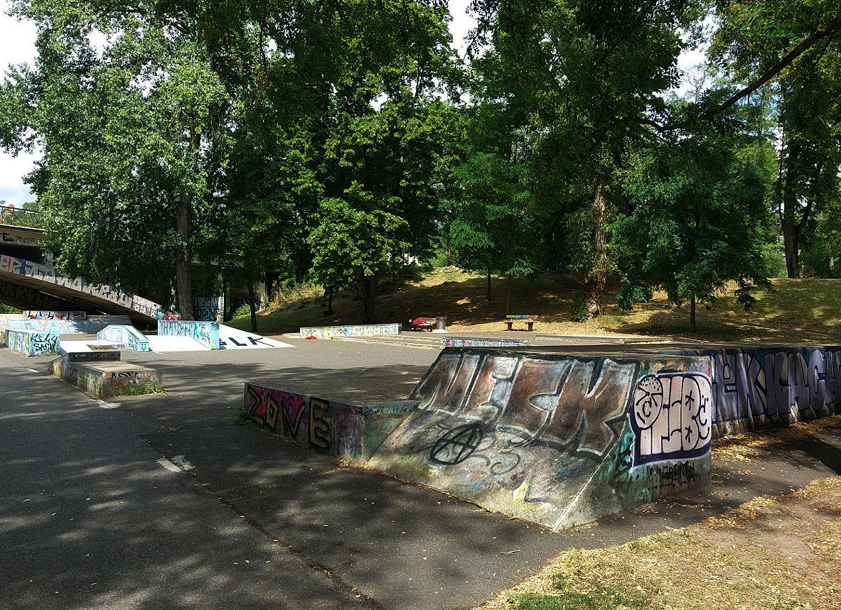 Île Simon Skatepark Tours Skate Spot 3/5