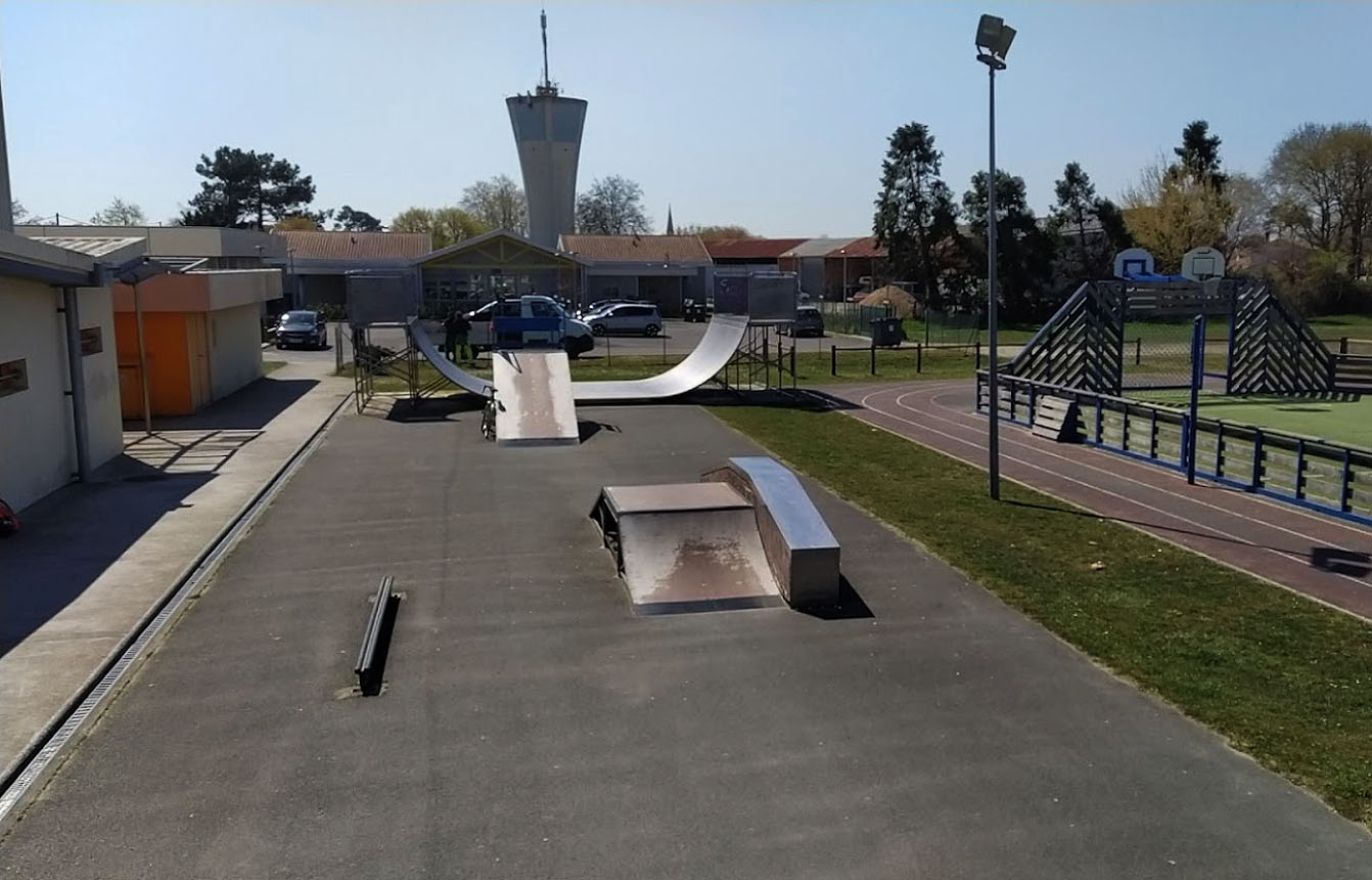 Les Milles Clubs Skatepark Arès Skate Spot 2/5