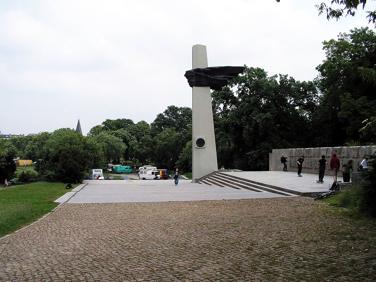 Polendenkmal Spot Street Berlin Skate Spot 4/5