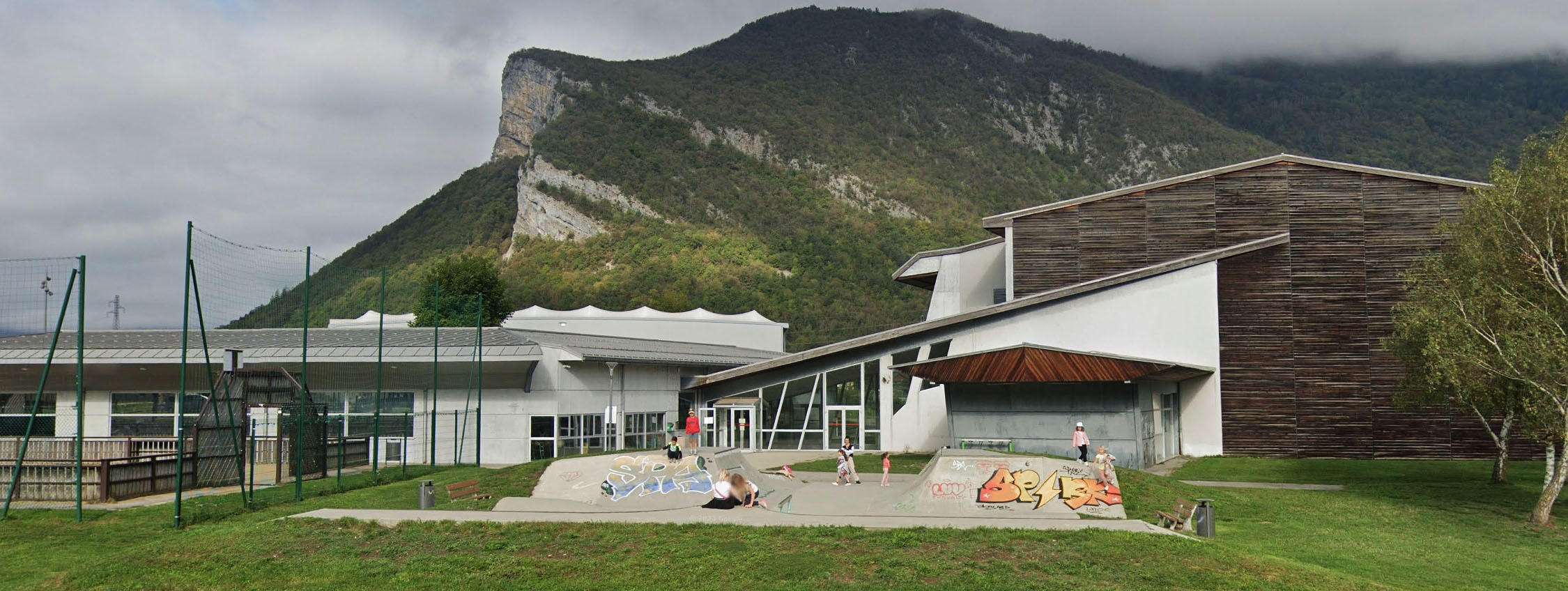 Lycée La Fontaine Skatepark Faverges Skate Spot 3/5