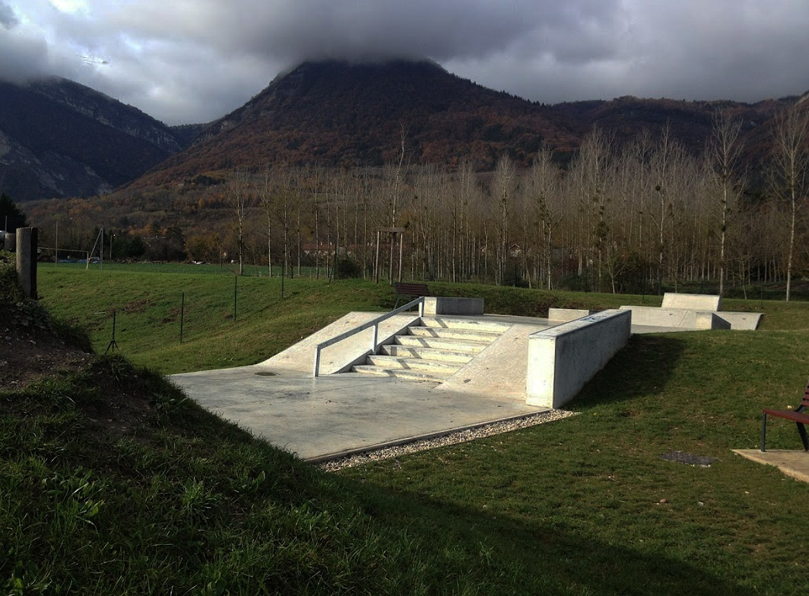 Cimetière Skatepark La Terrasse Skate Spot 2/5