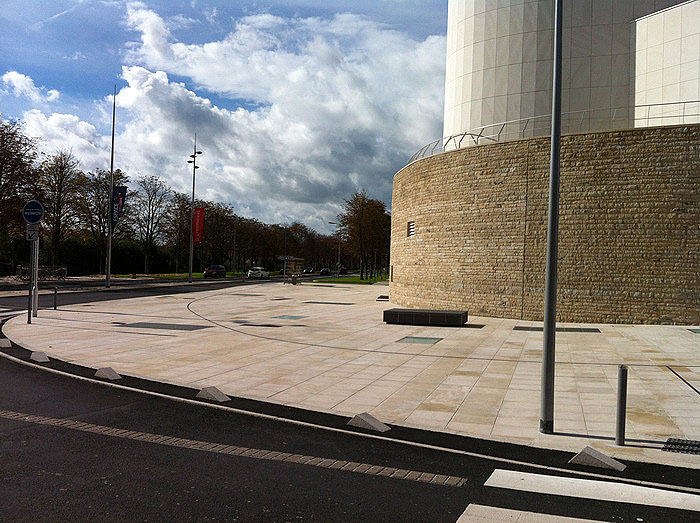 Théâtre Saint-Louis Spot Street Cholet Skate Spot 3/5