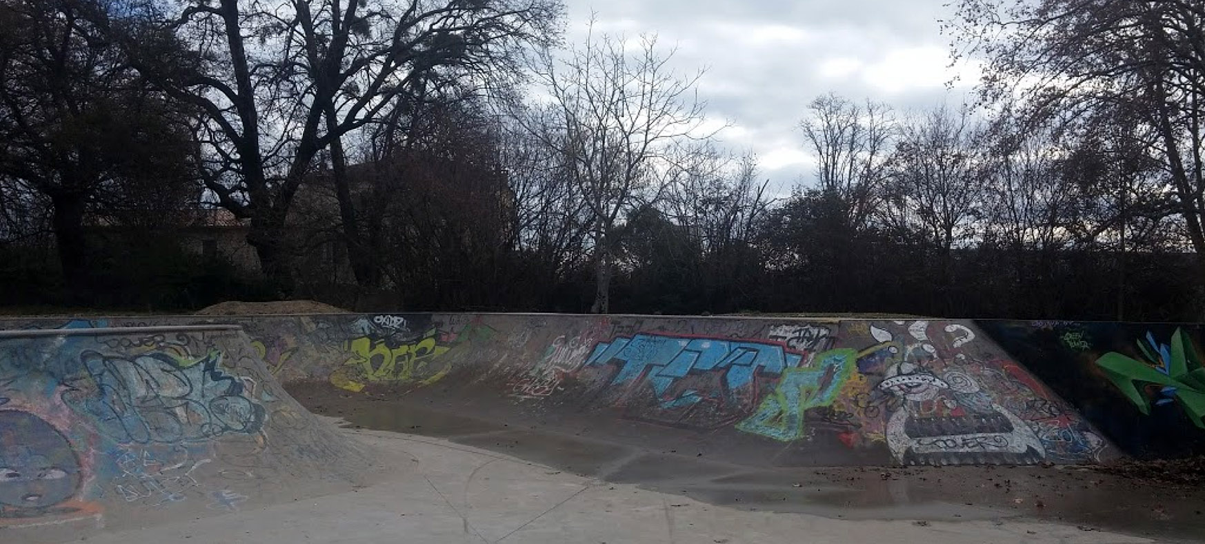 Stade Adrien Gilly Bowl Manosque Skate Spot 3/5