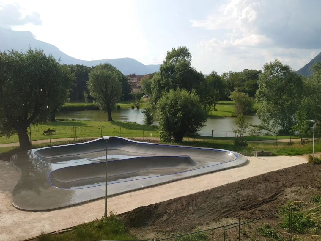 Lac de Fiancey Bowl Saint Égrève Skate Spot 5/5