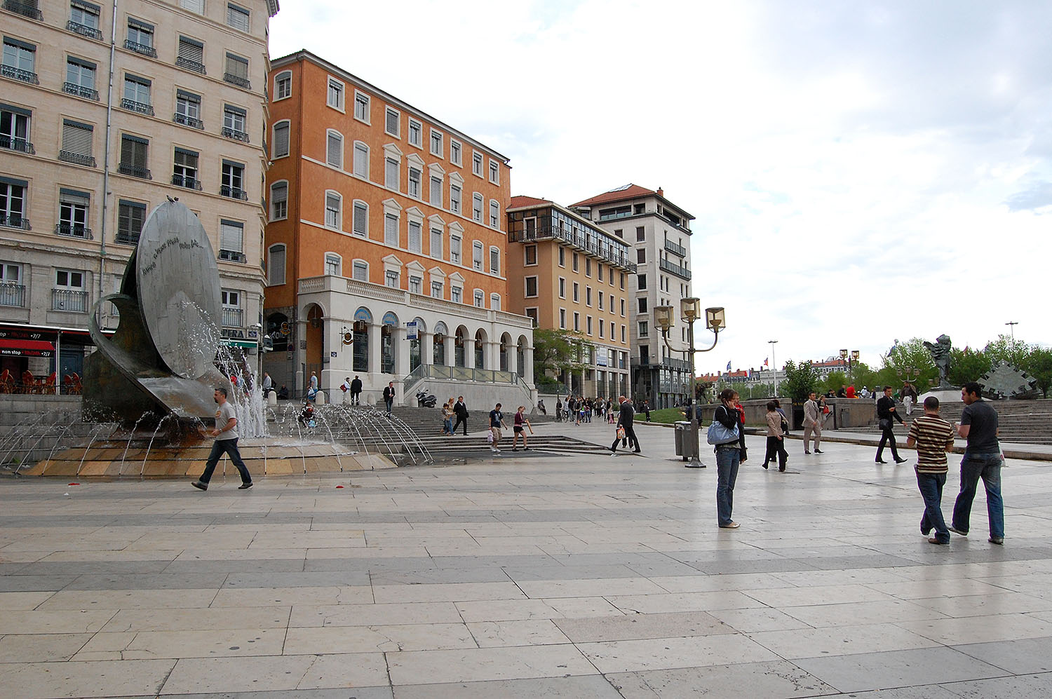 HDV Plaza Lyon Skate Spot 5/5