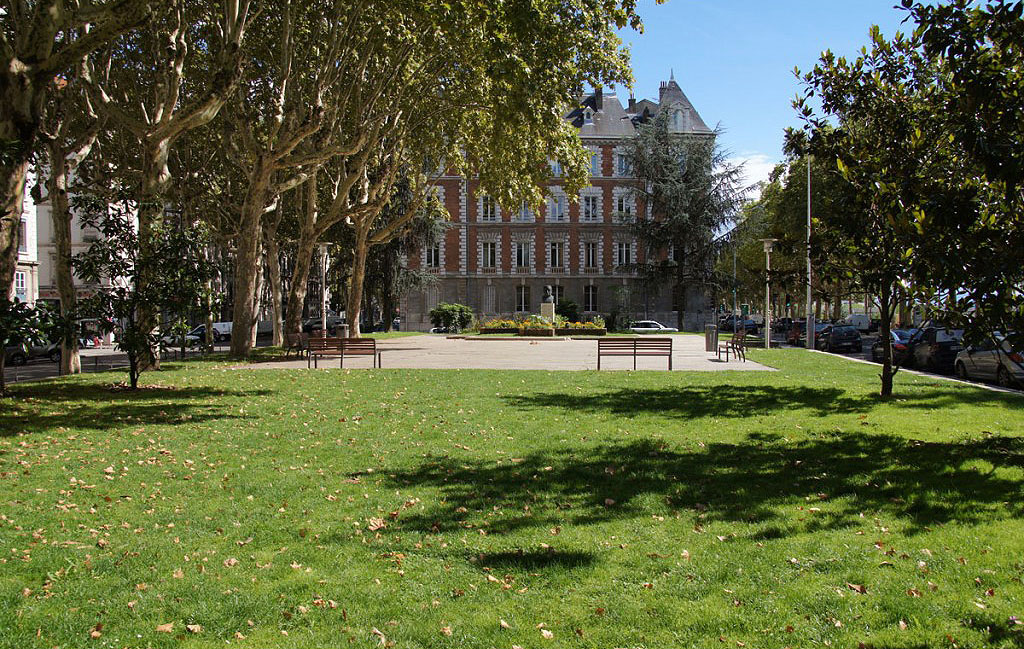 Square Jussieu Spot Street Lyon Skate Spot 3/5