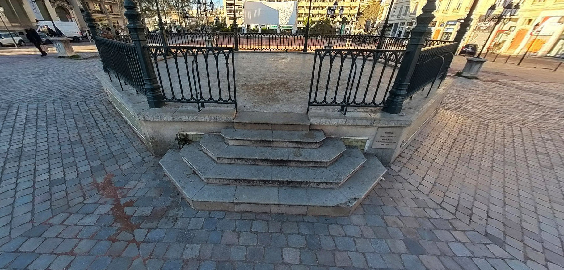 Monplaisir Lumière Spot Street Lyon Skate Spot 3/5