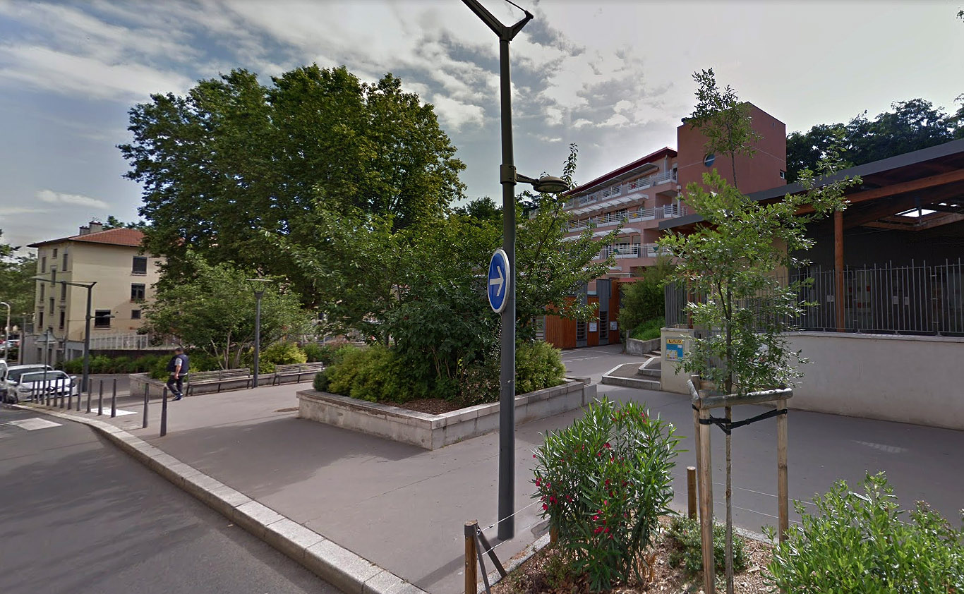 Chapeau Rouge Spot Street Lyon Skate Spot 4/5