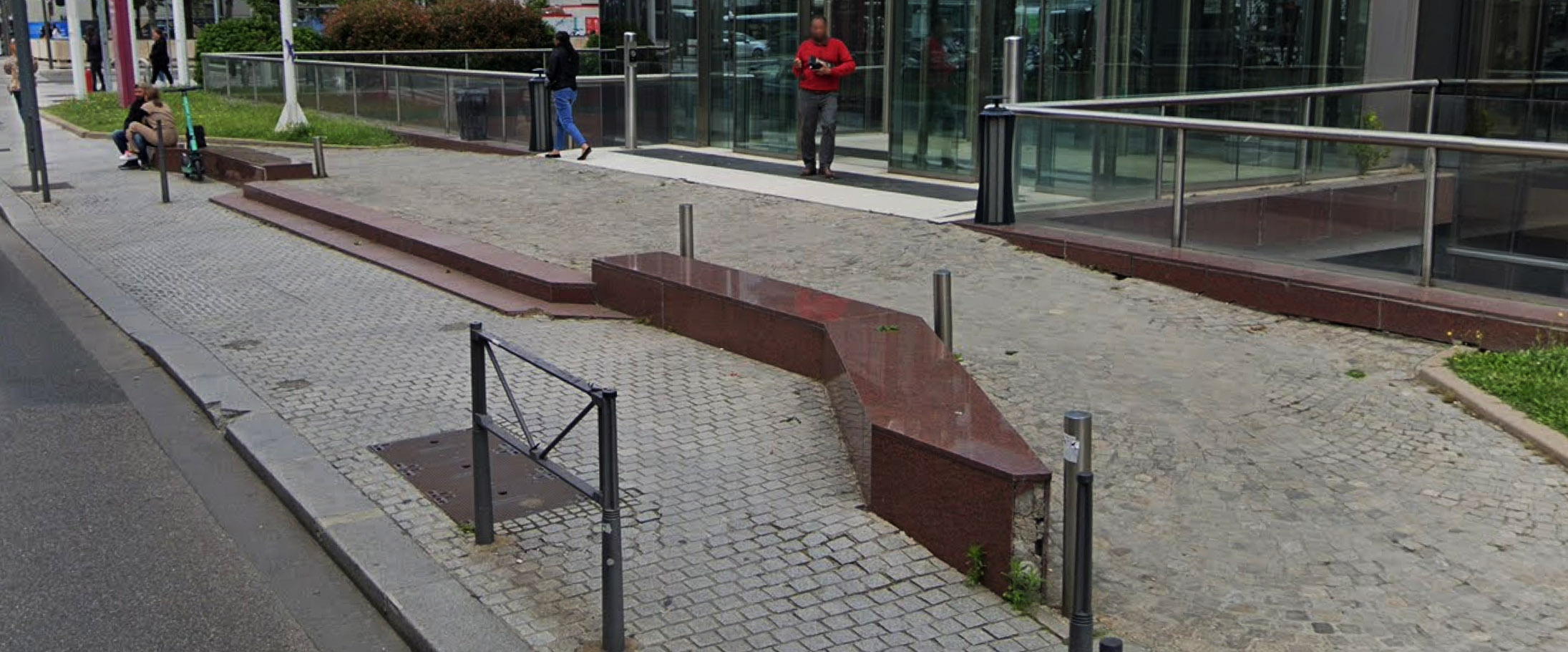 Swiss Life Tower Spot Street Lyon Skate Spot 1/5