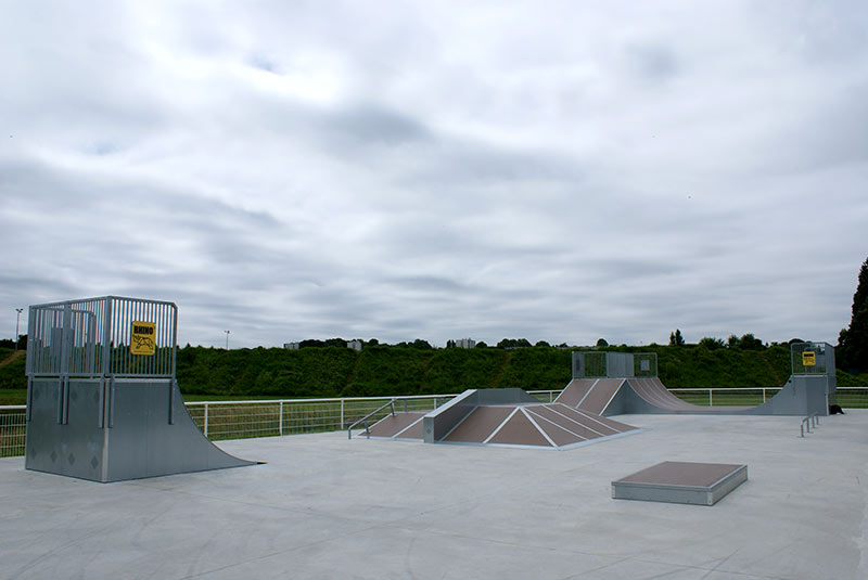 Grand Godet Skatepark Villeneuve le Roi Skate Spot 2/5
