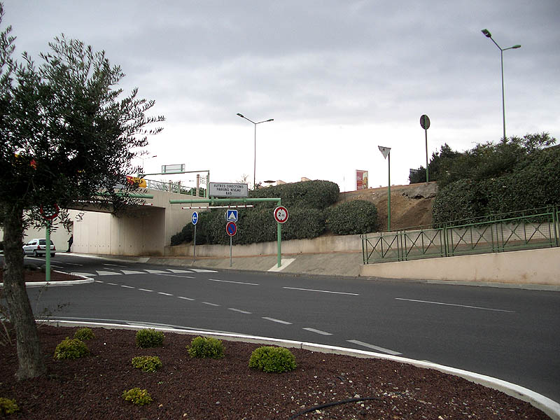 Auchan parking Spot Street Béziers Skate Spot 3/5