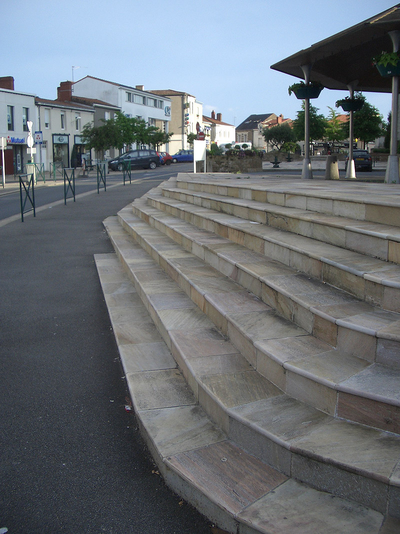 Église St Jean Spot Street Le Loroux Bottereau Skate Spot 3/5