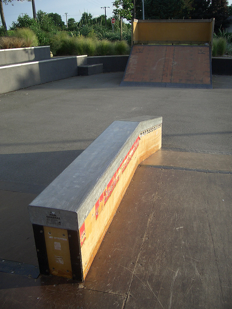 Palais des Congrès Skatepark Le Loroux Bottereau Skate Spot 3/5
