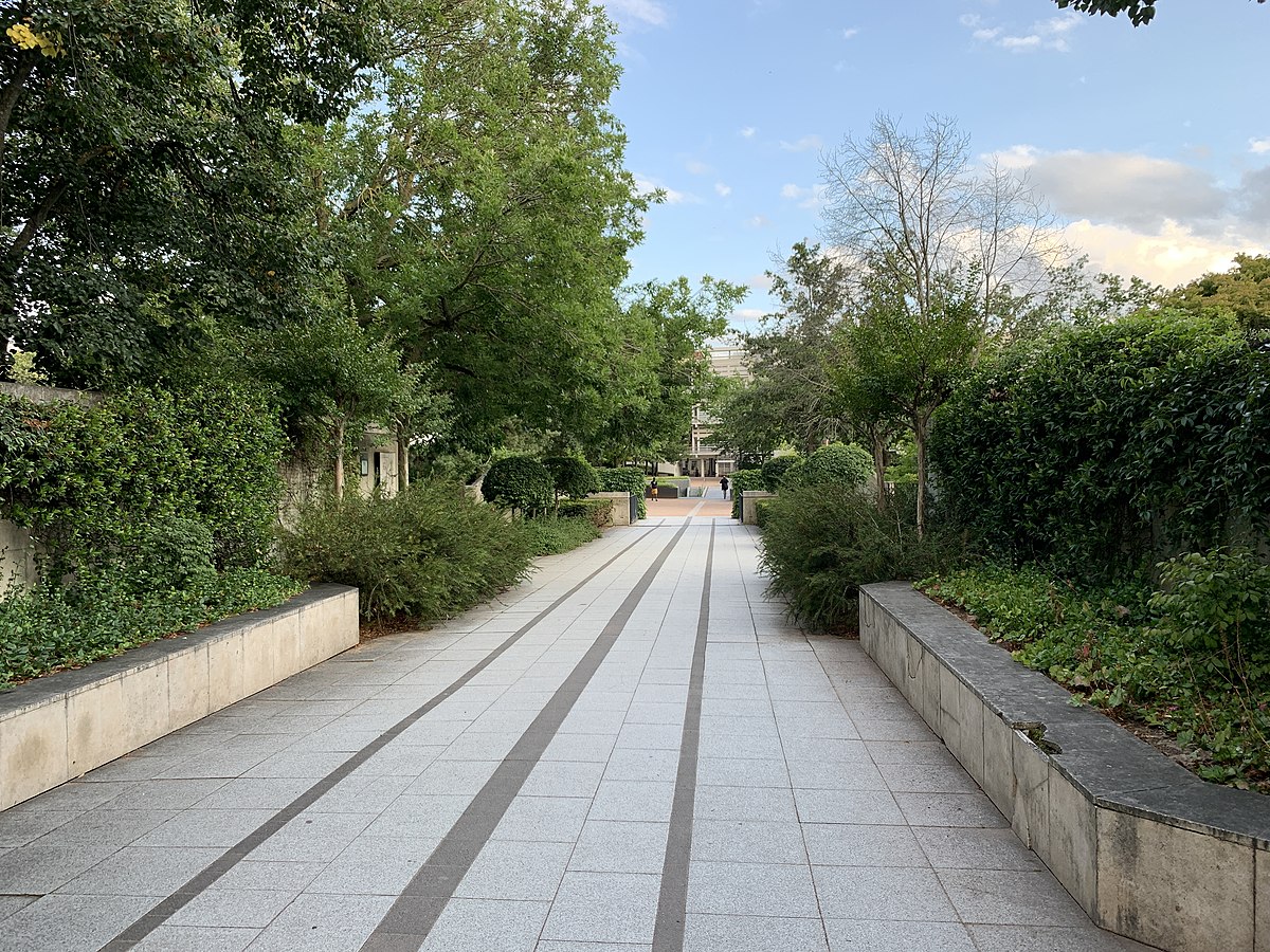 Jardin Eugénie Djendi Spot Street Paris Skate Spot 4/5