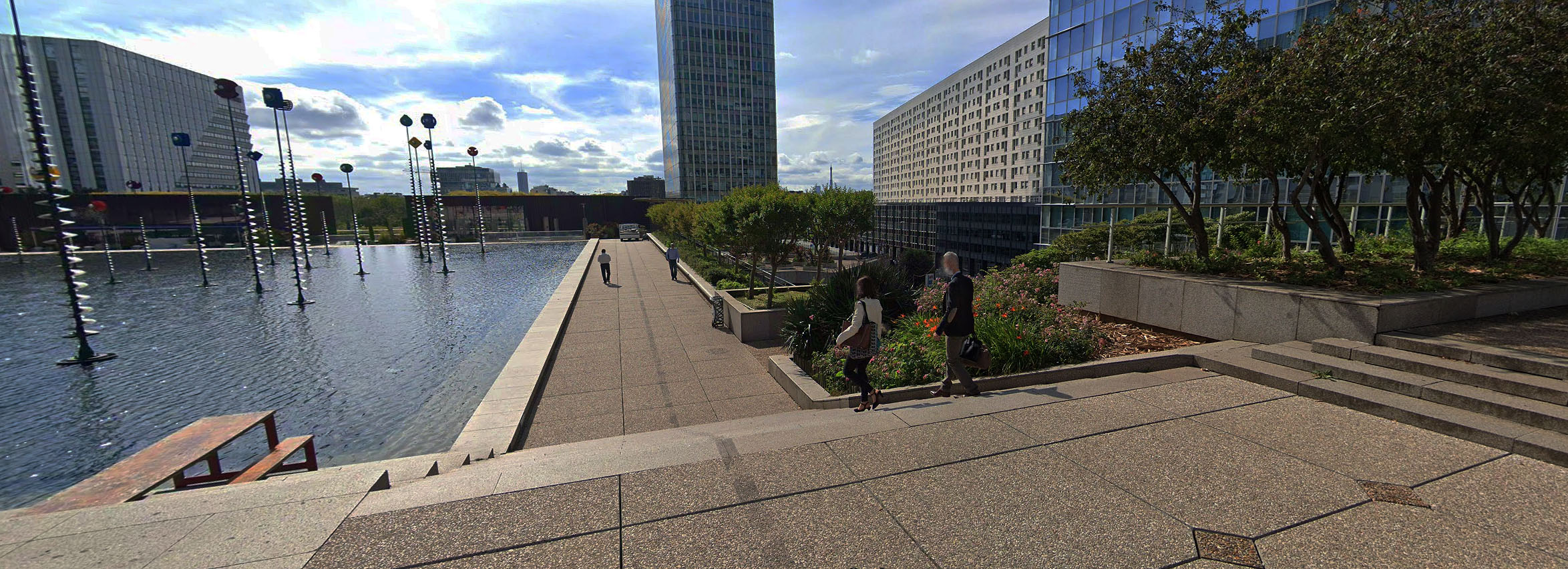 Bassin Takis Plaza Courbevoie Skate Spot 3/5