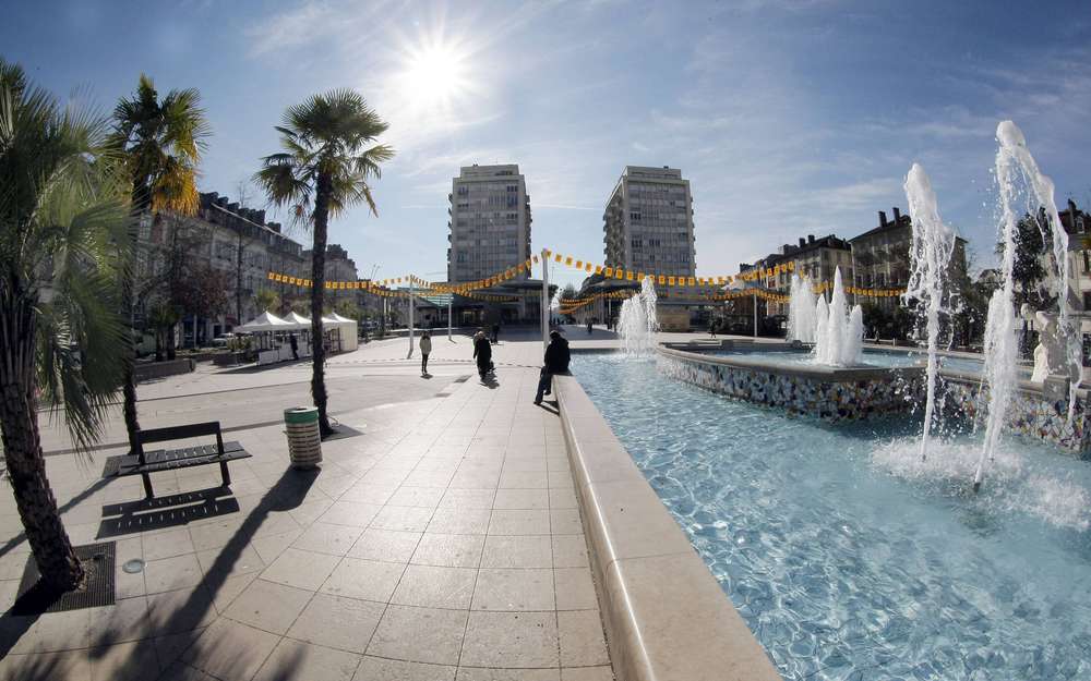 La Fontaine Plaza Pau Skate Spot 4/5