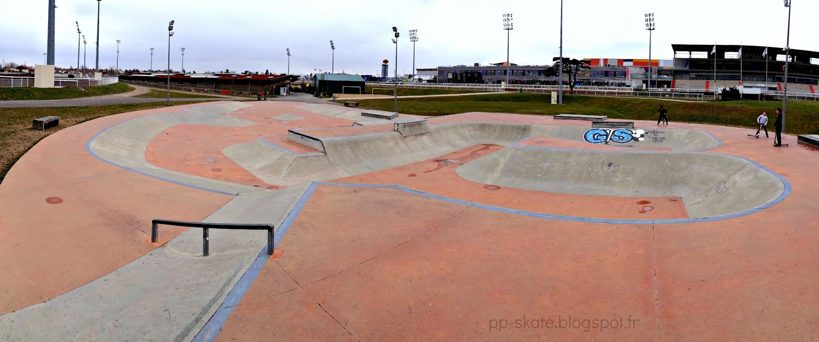 Carré De Soie Bowl Vaulx en Velin Skate Spot 4/5