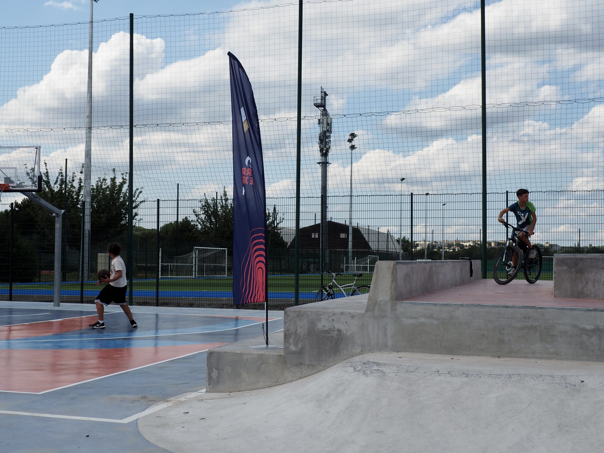 Skoop Skatepark Croissy Sur Seine Skate Spot 3/5