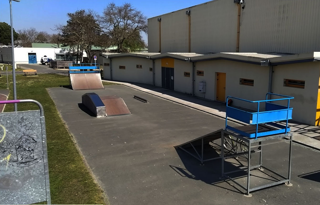 Les Milles Clubs Skatepark Arès Skate Spot 2/5