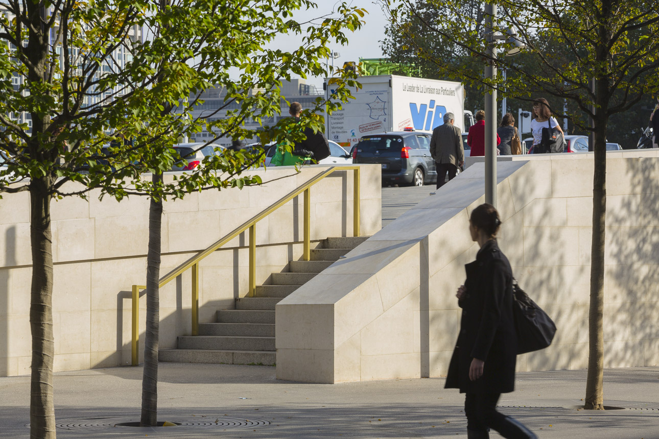 Gare d’ Austerlitz Plaza Paris Skate Spot 4/5