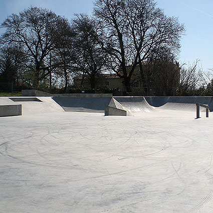 Stade Adrien Gilly Bowl Manosque Skate Spot 3/5