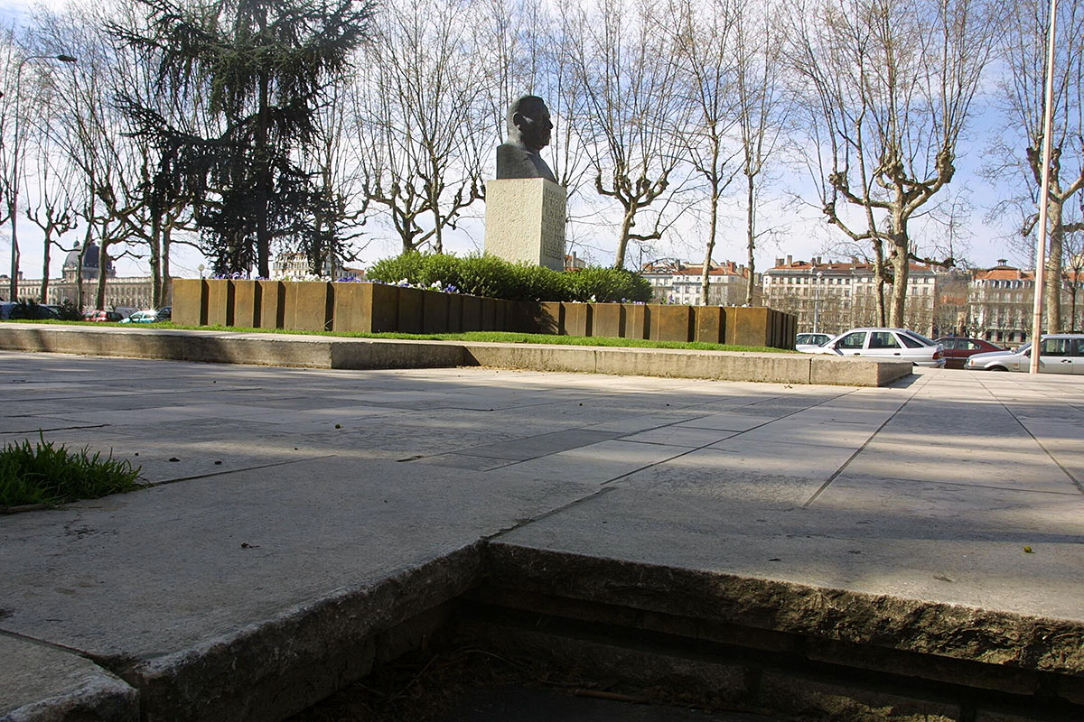 Square Jussieu Spot Street Lyon Skate Spot 3/5