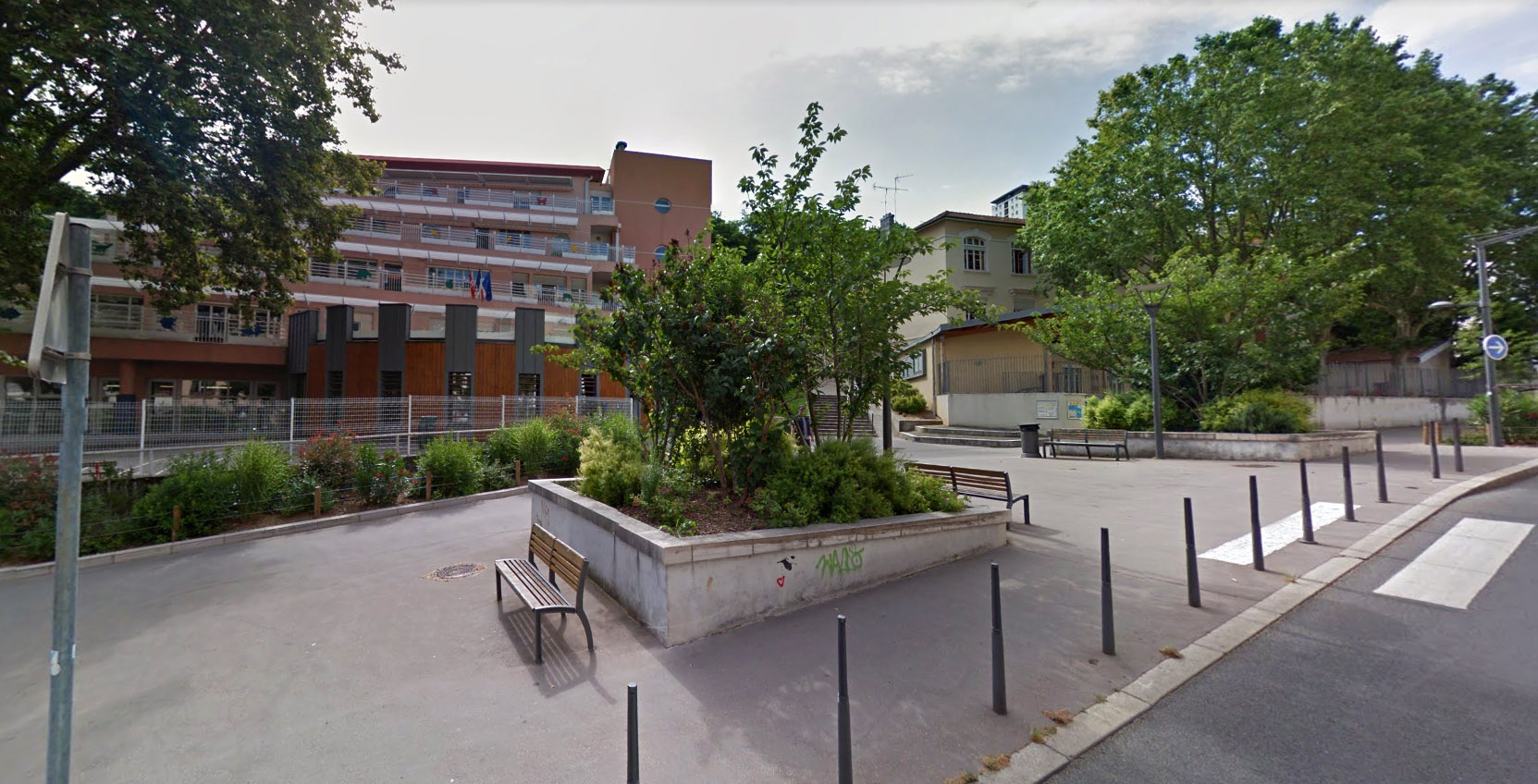 Chapeau Rouge Spot Street Lyon Skate Spot 4/5